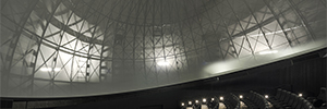 La projection numérique illumine le premier planétarium à dôme transparent d’Amérique du Nord