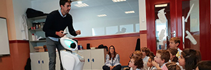 روبوت يحضر الفصل مع طلاب المدرسة الأوروبية في مدريد