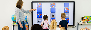 CTouchは、OPSレーザースカイタッチスクリーンで教室にインタラクティブ性をもたらします
