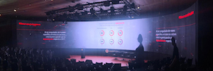 Sono installiert einen gekrümmten LED-Bildschirm mit fast 5K für eine Geschäftsveranstaltung