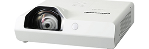 Panasonic renueva su gama de proyectores de corta distancia con la serie TW
