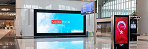 سامسونج تنفذ حلول اللافتات الرقمية في مطار إسطنبول الذي تم افتتاحه حديثا