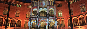 Eine weihnachtliche Kartierung voller Licht und Klang der Fassade der modernistischen Einfriedung von Sant Pau