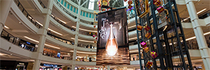 Самый зрелищный торговый центр Малайзии устанавливает вращающийся светодиодный экран