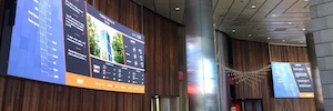 Realia reformiert den Eingang seines Hauptsitzes mit großen gekrümmten LED-Bildschirmen