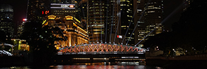 ショー「タイムリズム」’  シンガポールのアンダーソン橋を照らす
