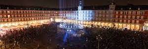 Der Plaza Mayor von Madrid verabschiedet sich von den Feierlichkeiten zum IV. Hundertjährigen Jubiläum mit der immersiven Kartierung seiner Geschichte