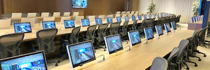 Arthur Holm creates with its retractable DB2 monitors a productive and aesthetic corporate environment
