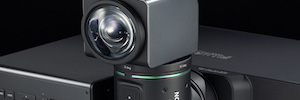 Fujifilm offre alla Z5000 nuove possibilità di proiezione con un obiettivo rotante e pieghevole