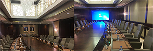 Arthur Holm DynamicX2Talk è integrato nella lussuosa sala riunioni di Qatargas