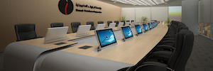 KNPC equipa su sala de reuniones con monitores retráctiles de Roomdimensions
