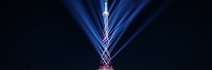 La Torre Eiffel illumina la sua 130 anniversario con gli effetti del fascio di Elation Proteus Hybrid