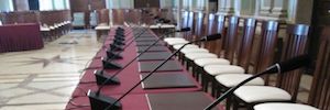 Câmara Municipal de Huelva instala o sistema de debate ATUC50 da Audio-Technica