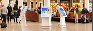 Der Flughafen Schiphol vervollständigt seine Omnichannel-Strategie mit einem Netzwerk interaktiver Kioske