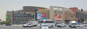Le centre commercial Tawar Mall installe un filet extérieur sur sa façade