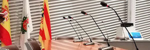 فونستار تركب حلول الخطاب العام في قاعة الجلسات العامة في كوارتي دي هويرفا