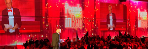 ソノは、超パノラマ投影で赤いチャリティーガラの人々の出席者を包み込みます