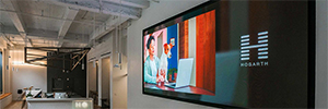 يعرض جدار فيديو LED كبير إبداع وموهبة وكالة Hogarth