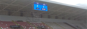 ブルゴスCFスタジアムは、2つの大きなLed屋外スクリーンをデビュー