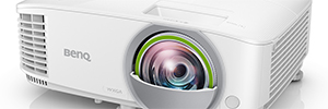 BenQ EW800ST: smart projector for wireless presentations in small meeting rooms