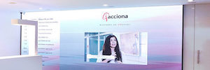 Großformatige LED-Anzeige zur Begrüßung der Besucher des Acciona Service Centers