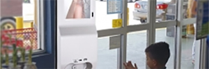 NoviSign hilft bei der Bekämpfung des Coronavirus mit Digital Signage-Kiosken mit Handdesinfektionsmittel