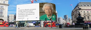 Isabel II debuts on the Piccadilly Lights Led screen in her speech to the nation for Covid-19