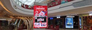 Die doppelseitigen LED-Bildschirme von Absen hängen von der Decke der Wuyue Mall