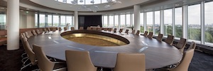 Stibbe Law equipaggia la sua nuova sala conferenze con monitor retrattili DynamicX2Talk