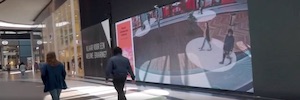 Торговый центр Нидерландов использует широкоформатный экран для обеспечения физического расстояния