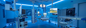 クリスティの投影は、サン・ジョアン・ド・デウの手術室を通して子供たちの通路を人間化するのに役立ちます