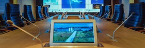 La ciudad rusa de Shimkent utiliza los monitores retráctiles DyamicX2 en su Centro de situación y control