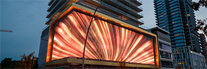 Lo schermo Led EcoDot trasforma la facciata gold house in una grande tela d'arte digitale
