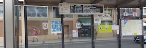 Alfalite führt mit seinen RGB-Led-Panels eine wegweisende Installation in den Buswartehäuschen von Huelva durch