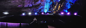 Christie ayuda a realizar el primer show multimedia proyectado en China en una caverna natural