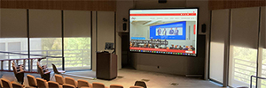 Dnp bietet High-End-Visualisierung in einem hellen Besprechungsraum
