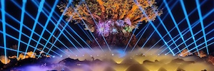 クリスティのレーザー投影は、光で輝き動物王国公園ショーを埋めます