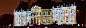 Цифровая проекция освещает исторический Шато-де-Во-ле-Виконт на Рождество