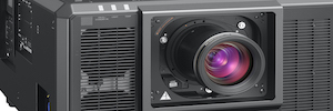 Panasonic erweitert seinen Projektor PT-RQ35K um HFR-Update für ein besseres Eintauchen