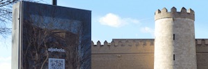 Un totem numérique d’Aracast et Tecco, point d’information extérieur du Palais de l’Aljaferia