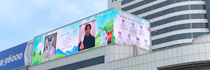 Infiled anime le quartier commerçant de Changzhou avec un grand écran extérieur conduit