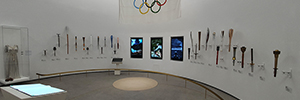维奥索陪同游客参观雅典奥林匹克博物馆