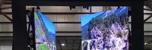 SNA Displays instala duas enormes portas led balançando na Times Square