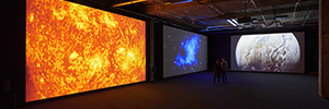 Цифровая проекция переносит посетителей во вселенную данных на выставке Рёдзи Икеды