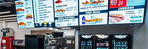 Wingstopは今すぐ看板のデジタルサイネージでレストランネットワークを拡大