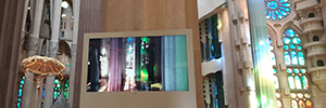 サムスンネオQLED 8Kはサグラダファミリアのステンドグラスの窓の美しさを示しています