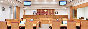 شاشات آرثر هولم تتكيف مع التصميم الفاخر لمحكمة قطر
