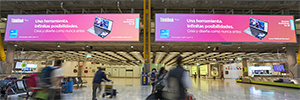 エクステリアプラスは、マドリード空港で大判ダブルスクリーンをインストールします