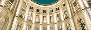ヘット国立劇場は、その以上のためにゼンハイザーに依存しています 300 年間公演