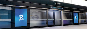 Gli schermi DOOH avvolgono la nuova ferrovia Elizabeth Line di Londra